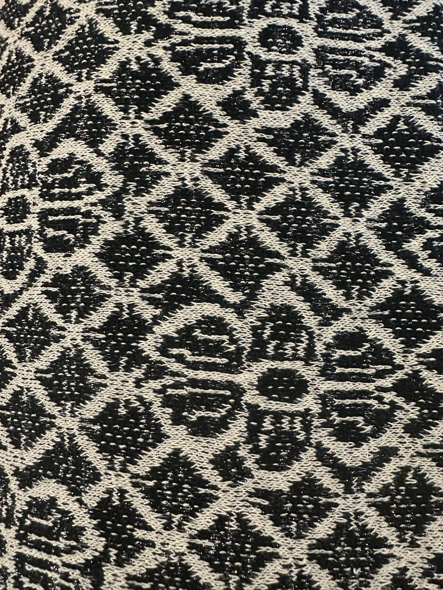 Black & White Geometric Knit with Lurex – 155 cm Wide