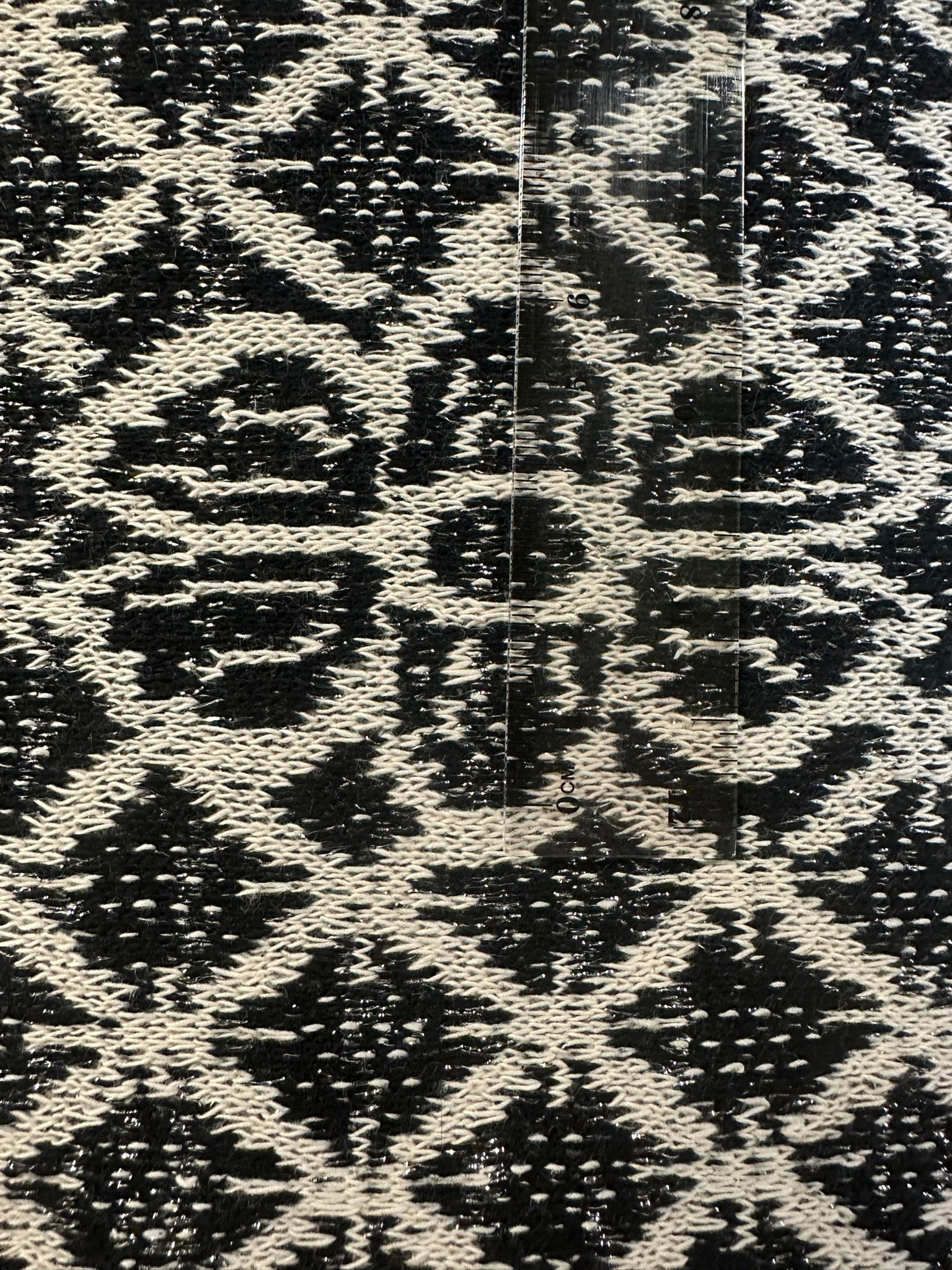 Black & White Geometric Knit with Lurex – 155 cm Wide