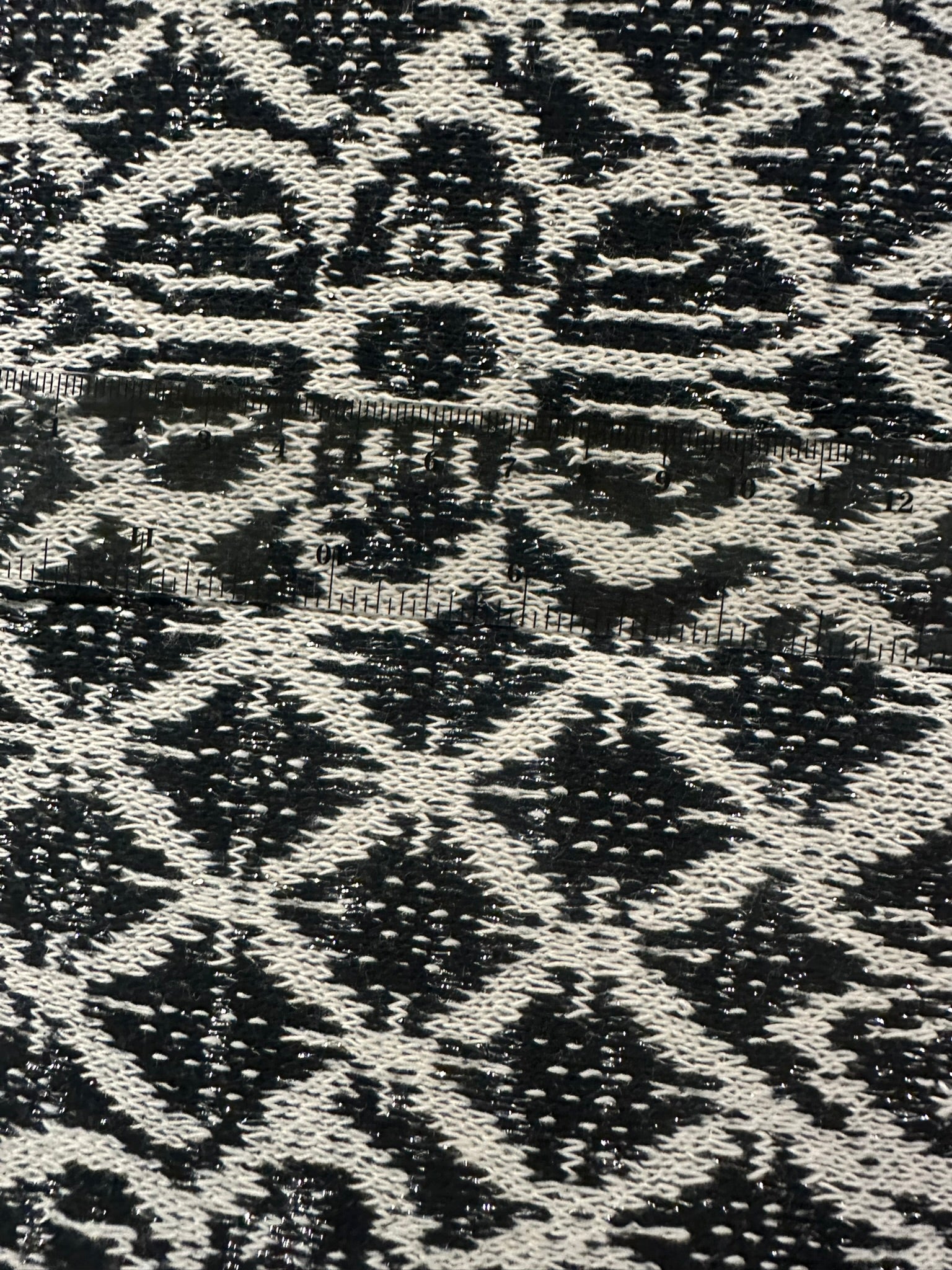 Black & White Geometric Knit with Lurex – 155 cm Wide