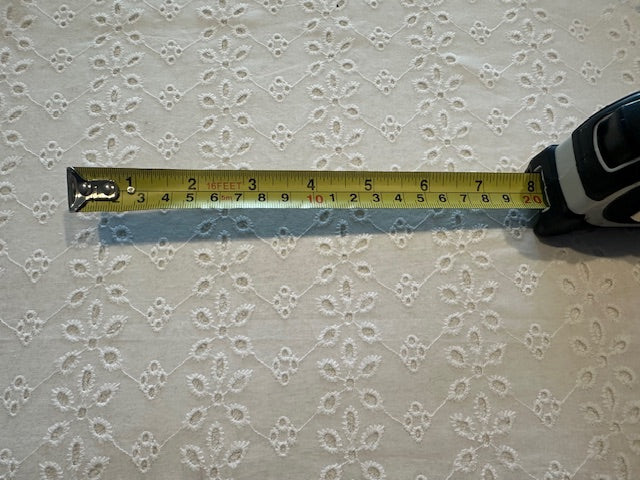 White Daisy Broderie Anglaise – Running Pattern