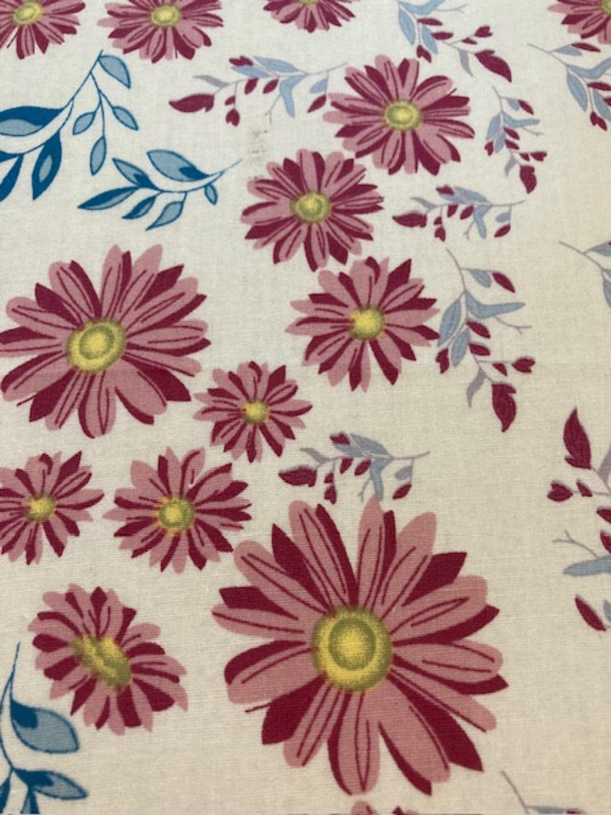 Pink Daisies on White Cotton Lawn – 100% Cotton, 145 cm Wide