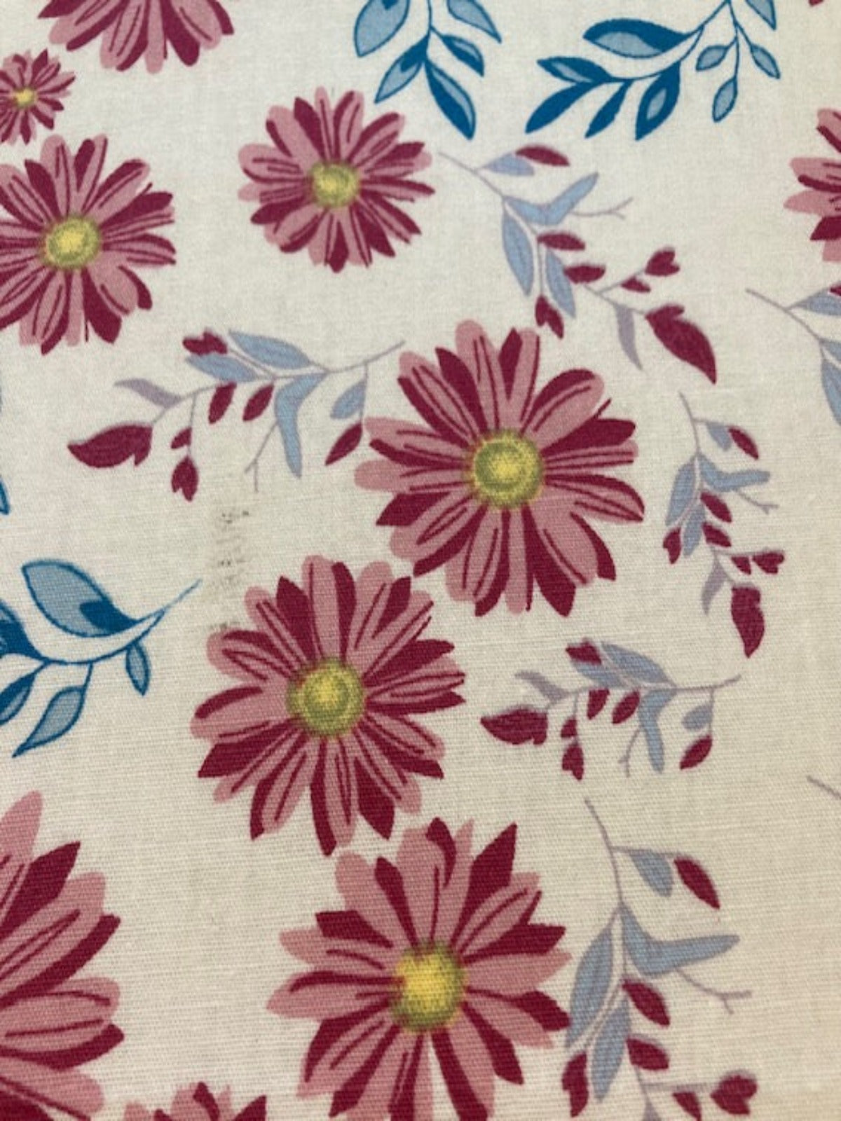 Pink Daisies on White Cotton Lawn – 100% Cotton, 145 cm Wide