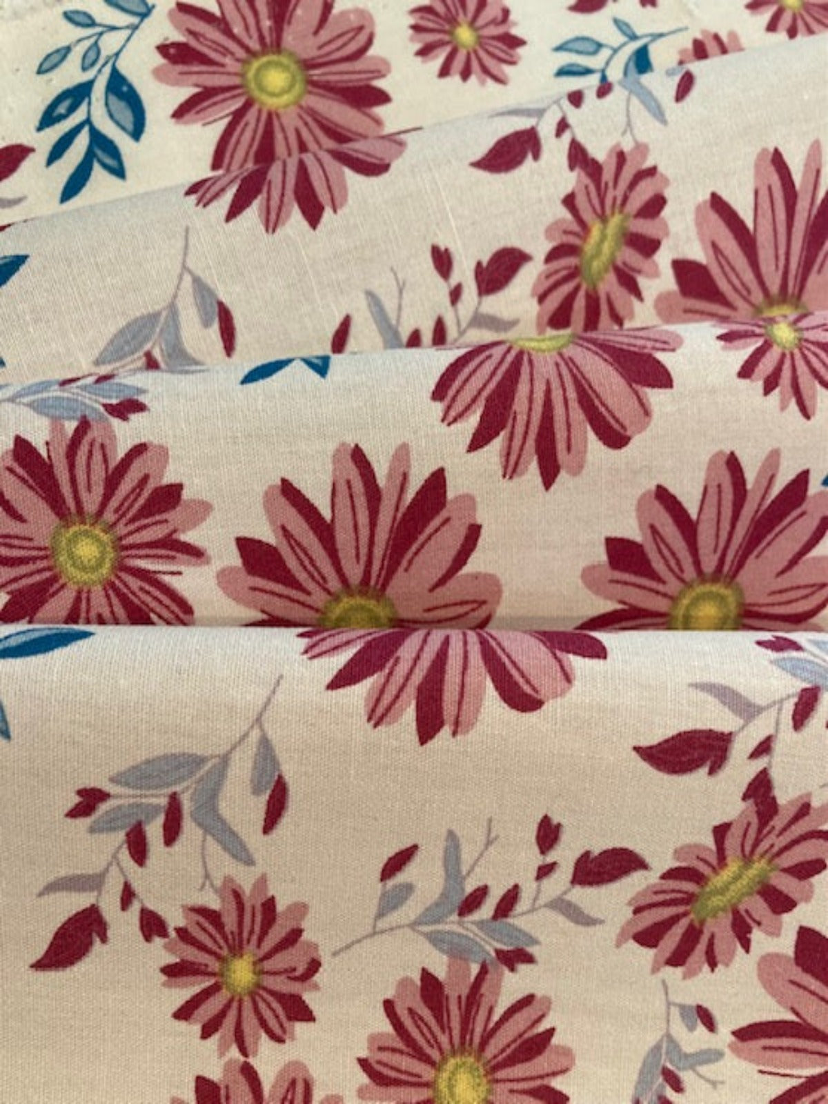 Pink Daisies on White Cotton Lawn – 100% Cotton, 145 cm Wide