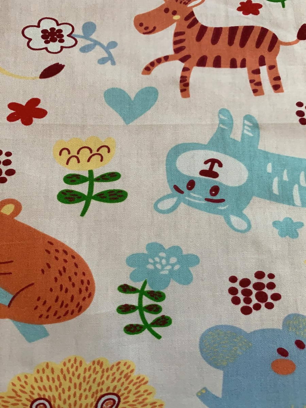 Animal print on White Cotton Sateen - Deadstock fabric on AmoThreads