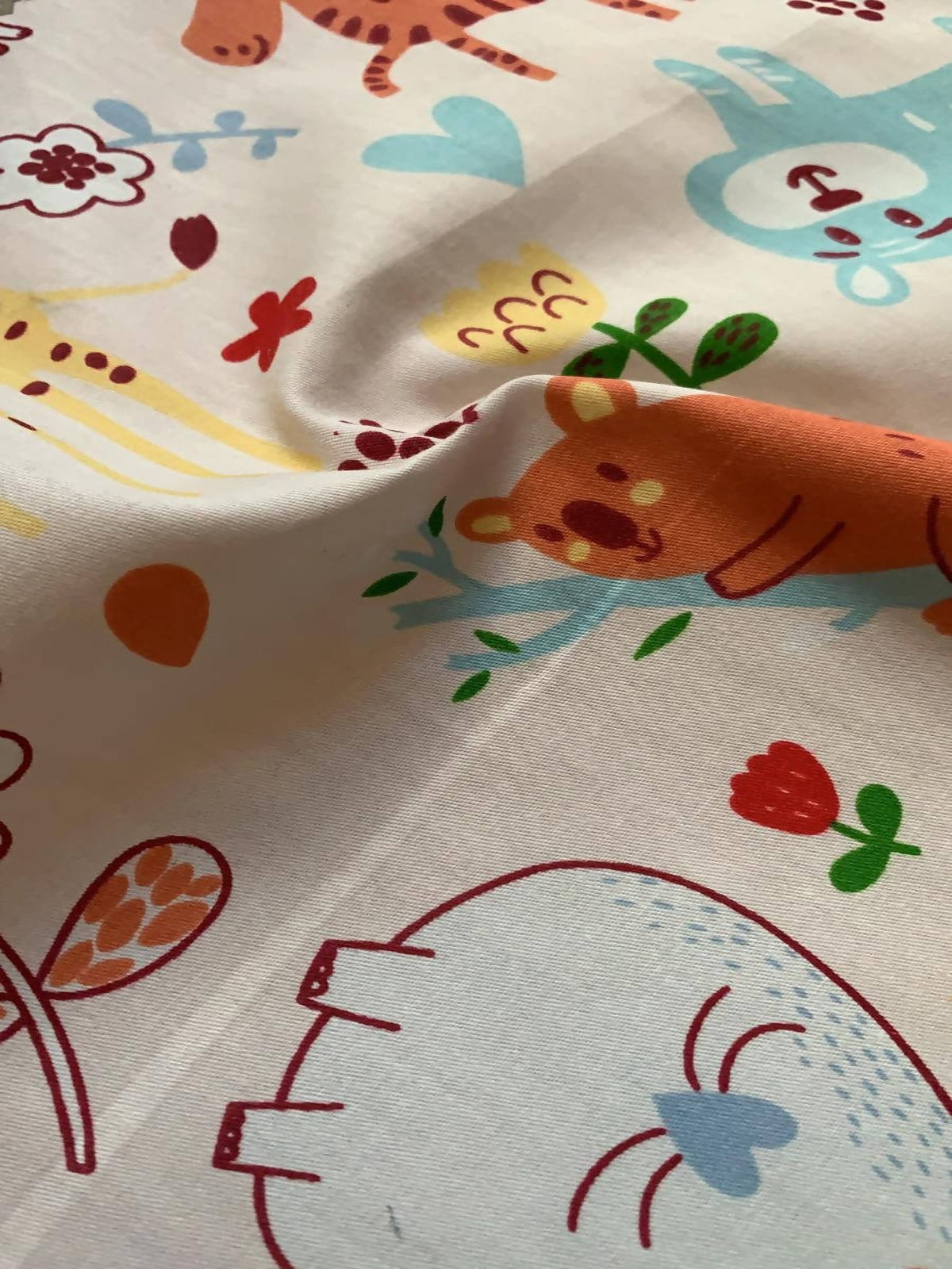 Animal print on White Cotton Sateen - Deadstock fabric on AmoThreads