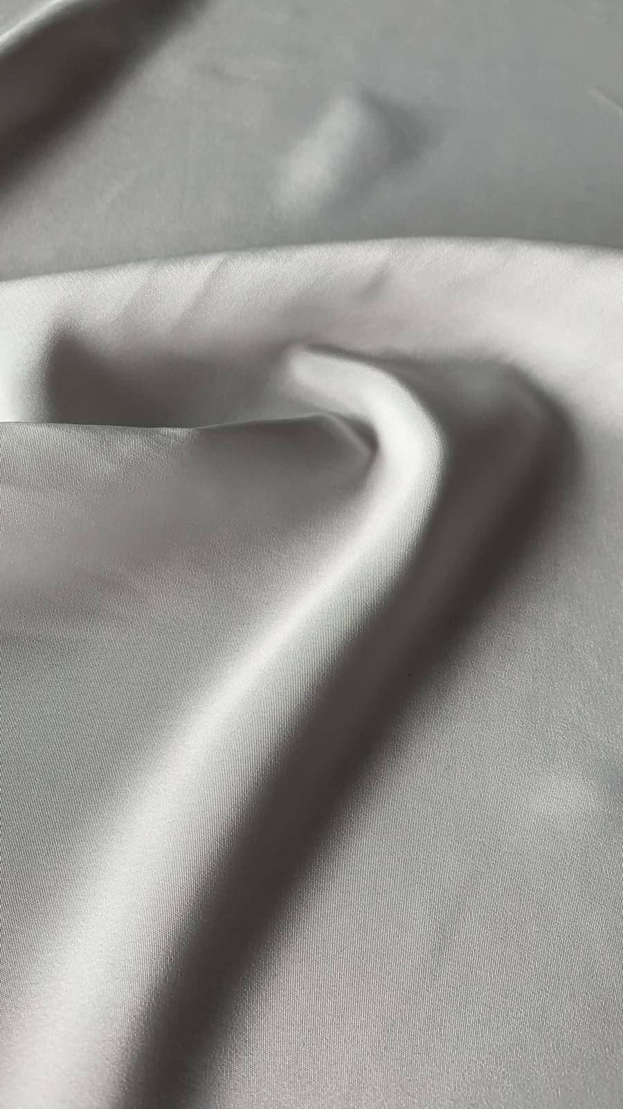 Ivory plain weave with slight luste - Deadstock fabric on AmoThreads